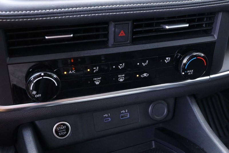 Nissan Rogue Vehicle Image 17