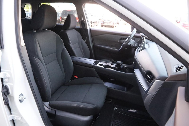 Nissan Rogue Vehicle Image 24