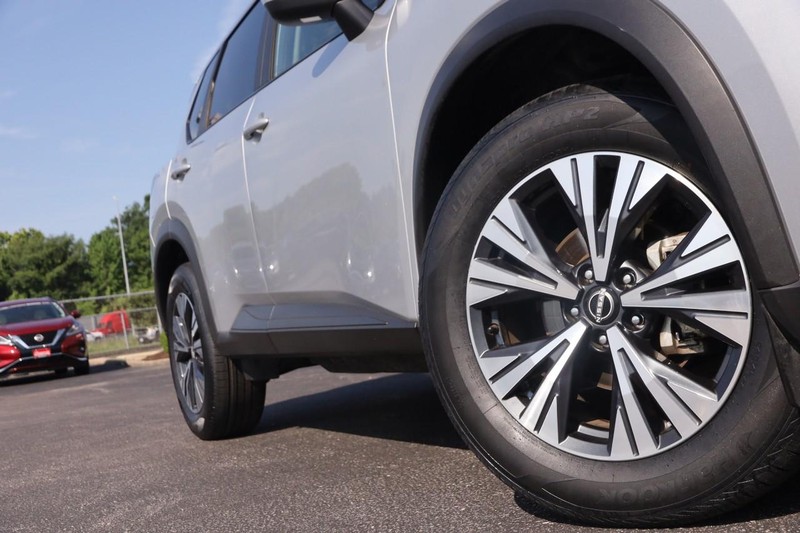 Nissan Rogue Vehicle Full-screen Gallery Image 3