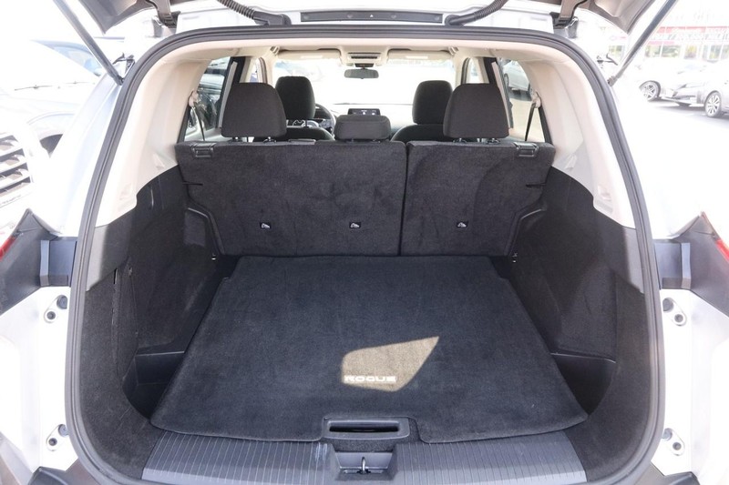 Nissan Rogue Vehicle Full-screen Gallery Image 7