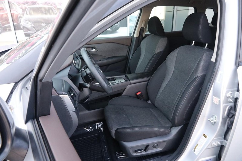 Nissan Rogue Vehicle Full-screen Gallery Image 8