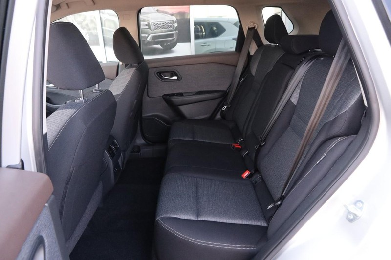 Nissan Rogue Vehicle Full-screen Gallery Image 9