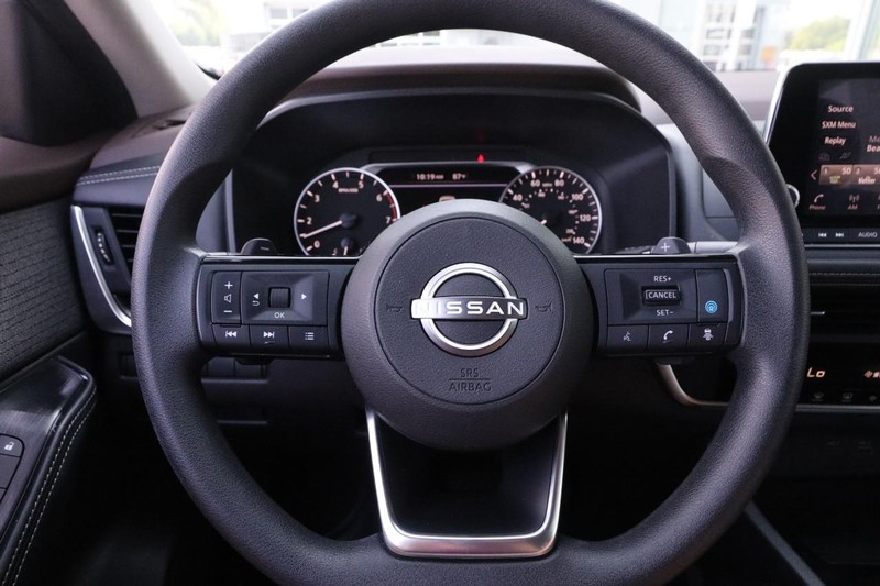 Nissan Rogue Vehicle Full-screen Gallery Image 10