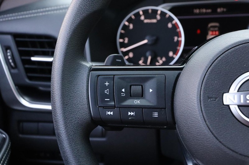 Nissan Rogue Vehicle Full-screen Gallery Image 11