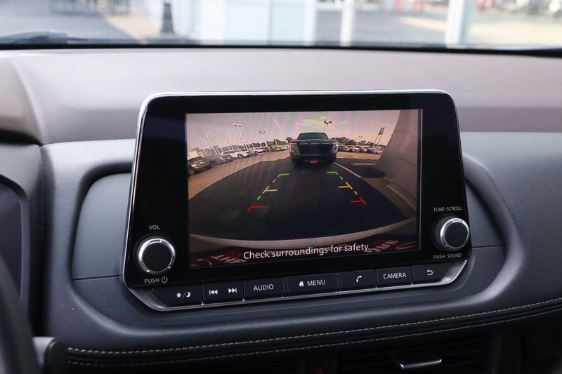 Nissan Rogue Vehicle Full-screen Gallery Image 15