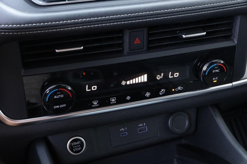 Nissan Rogue Vehicle Full-screen Gallery Image 16