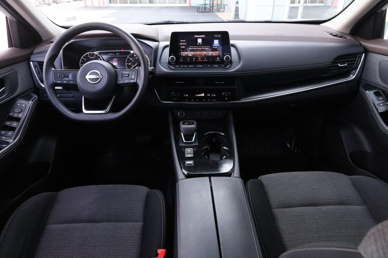 Nissan Rogue Vehicle Full-screen Gallery Image 18