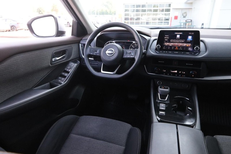 Nissan Rogue Vehicle Full-screen Gallery Image 19