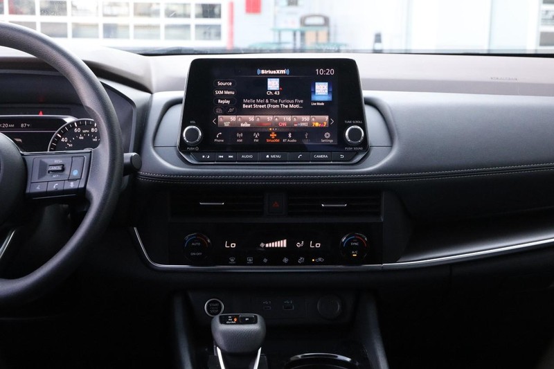 Nissan Rogue Vehicle Full-screen Gallery Image 21