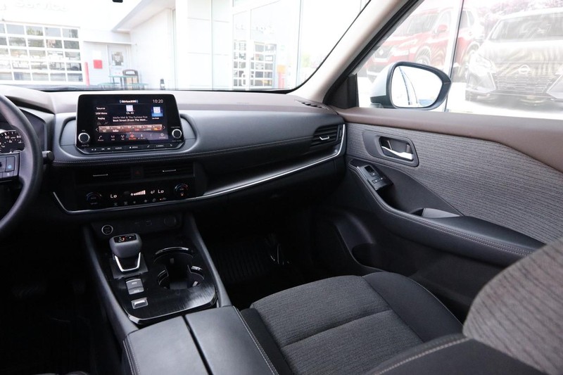 Nissan Rogue Vehicle Full-screen Gallery Image 22