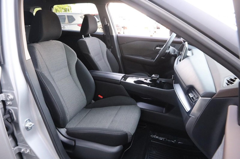 Nissan Rogue Vehicle Full-screen Gallery Image 23