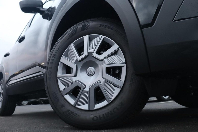 Nissan Kicks Vehicle Image 03