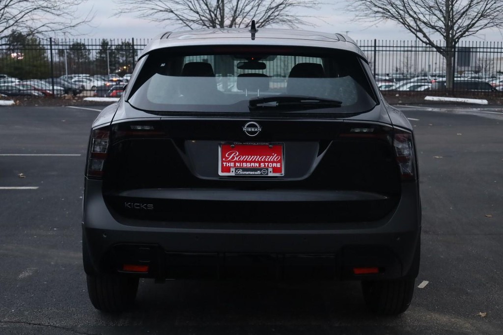 Nissan Kicks Vehicle Full-screen Gallery Image 6