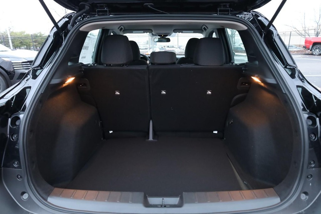 Nissan Kicks Vehicle Full-screen Gallery Image 7