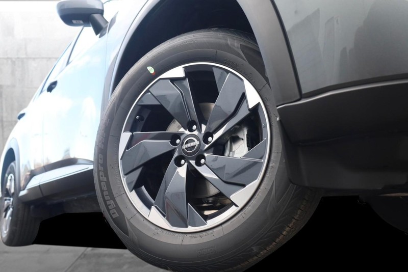 Nissan Rogue Vehicle Image 03