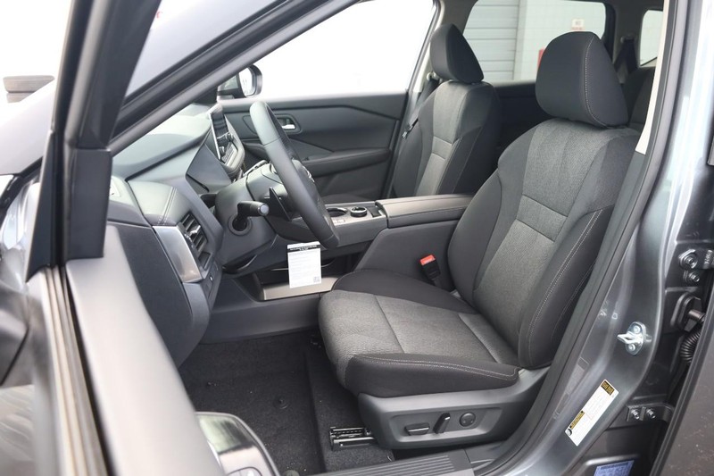 Nissan Rogue Vehicle Image 08