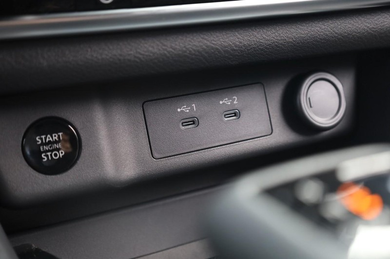 Nissan Rogue Vehicle Image 14