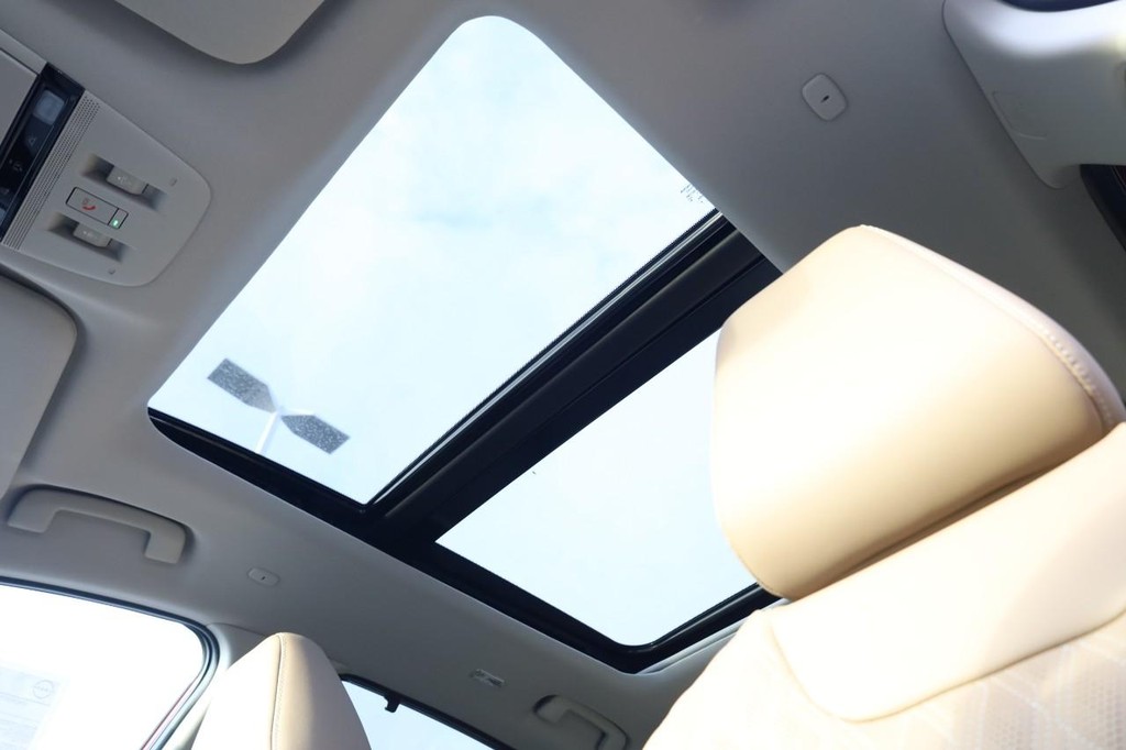 Nissan Murano Vehicle Full-screen Gallery Image 9