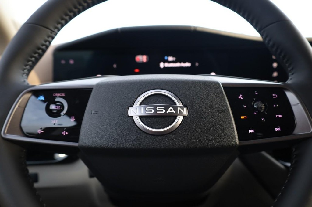 Nissan Murano Vehicle Full-screen Gallery Image 12