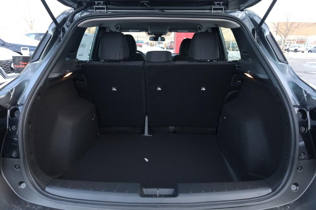 Nissan Kicks Vehicle Full-screen Gallery Image 7