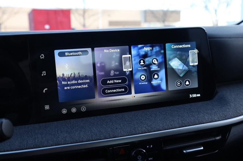 Nissan Kicks Vehicle Full-screen Gallery Image 11