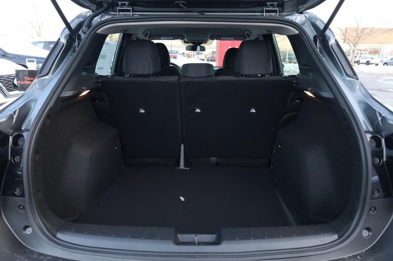 Nissan Kicks Vehicle Image 07