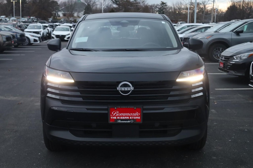 Nissan Kicks Vehicle Full-screen Gallery Image 4