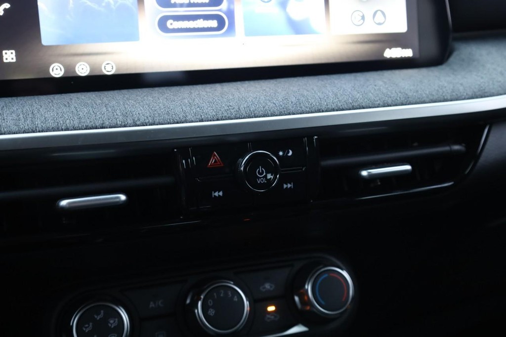 Nissan Kicks Vehicle Full-screen Gallery Image 13