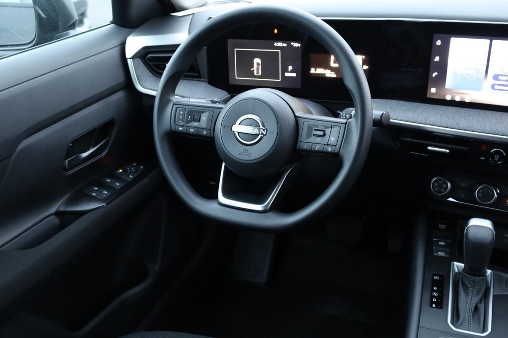 Nissan Kicks Vehicle Full-screen Gallery Image 23