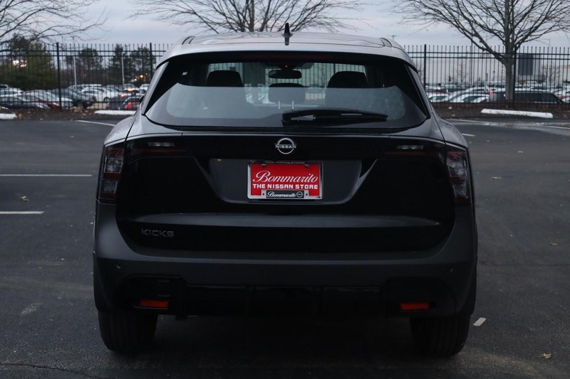 Nissan Kicks Vehicle Image 06