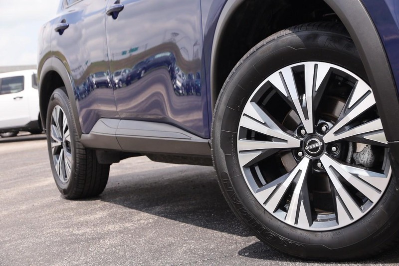 Nissan Rogue Vehicle Image 03