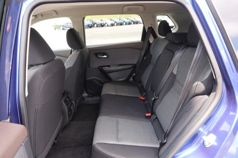 Nissan Rogue Vehicle Image 09