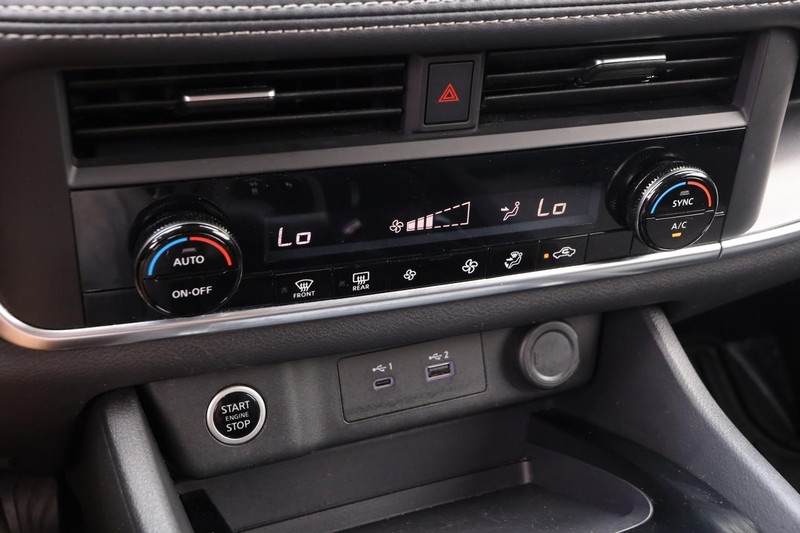 Nissan Rogue Vehicle Image 16