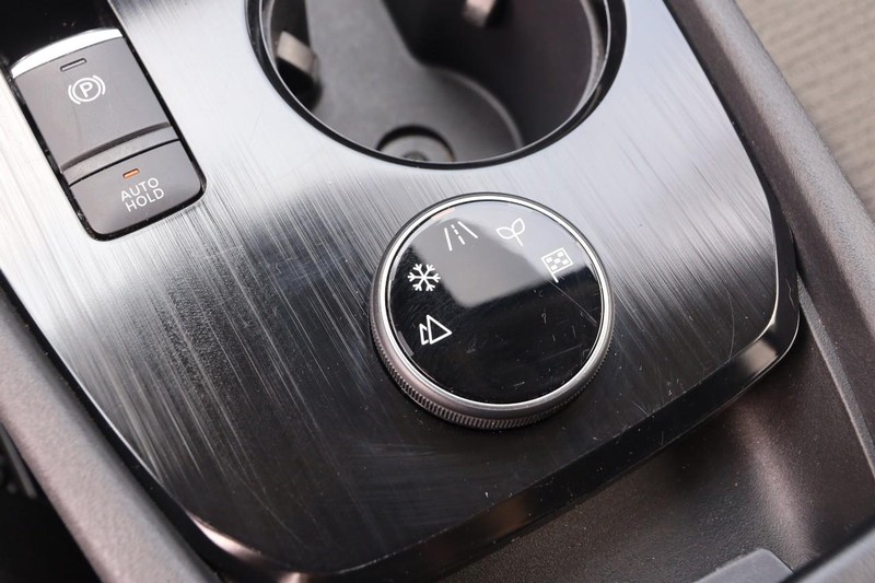 Nissan Rogue Vehicle Image 17