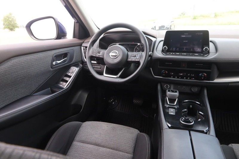 Nissan Rogue Vehicle Image 19