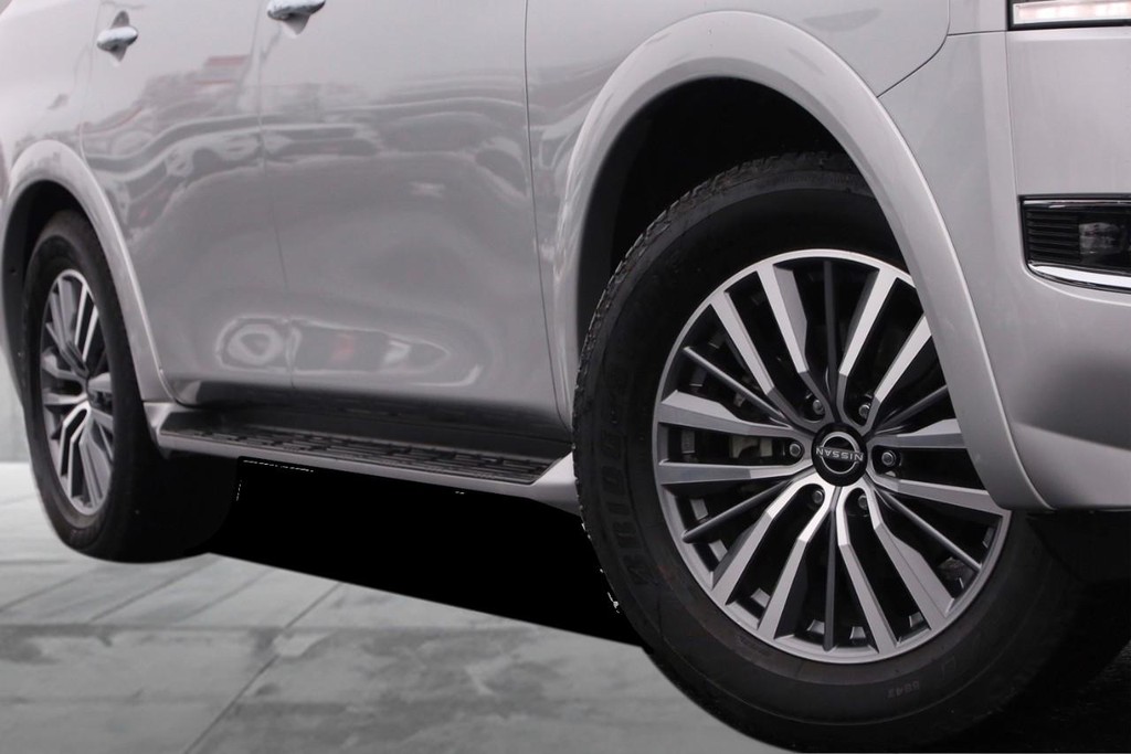 Nissan Armada Vehicle Full-screen Gallery Image 4