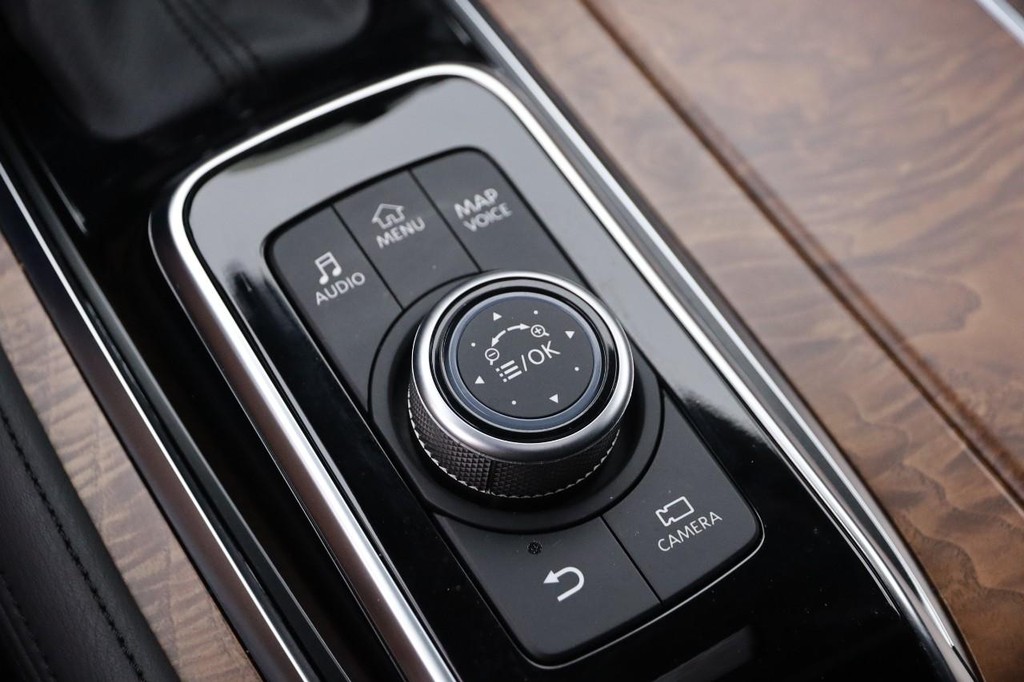 Nissan Armada Vehicle Full-screen Gallery Image 18