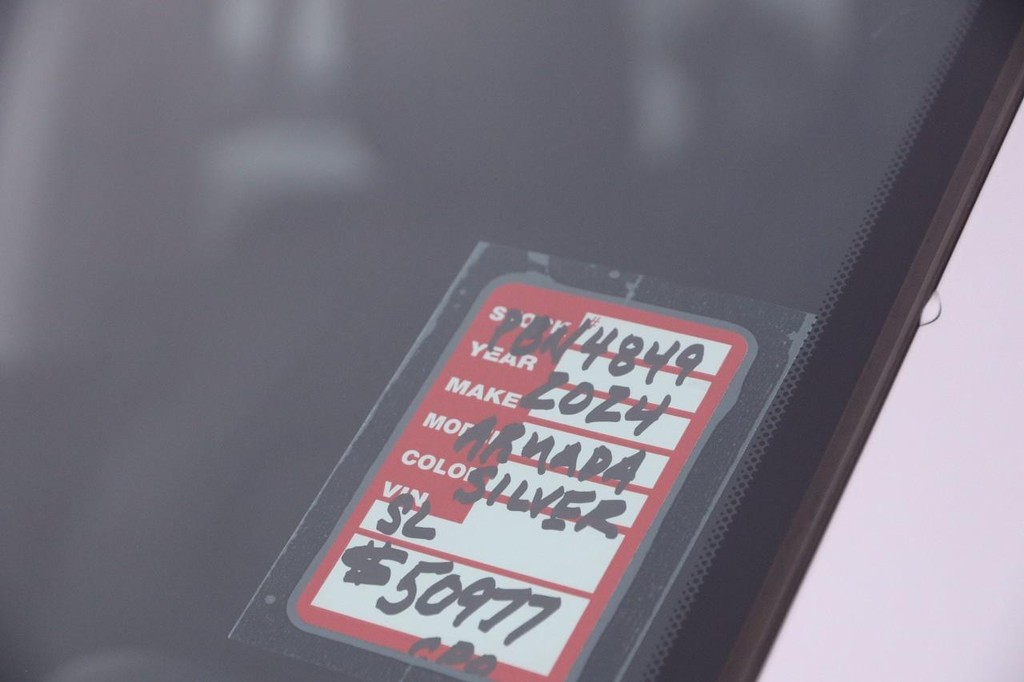 Nissan Armada Vehicle Full-screen Gallery Image 27