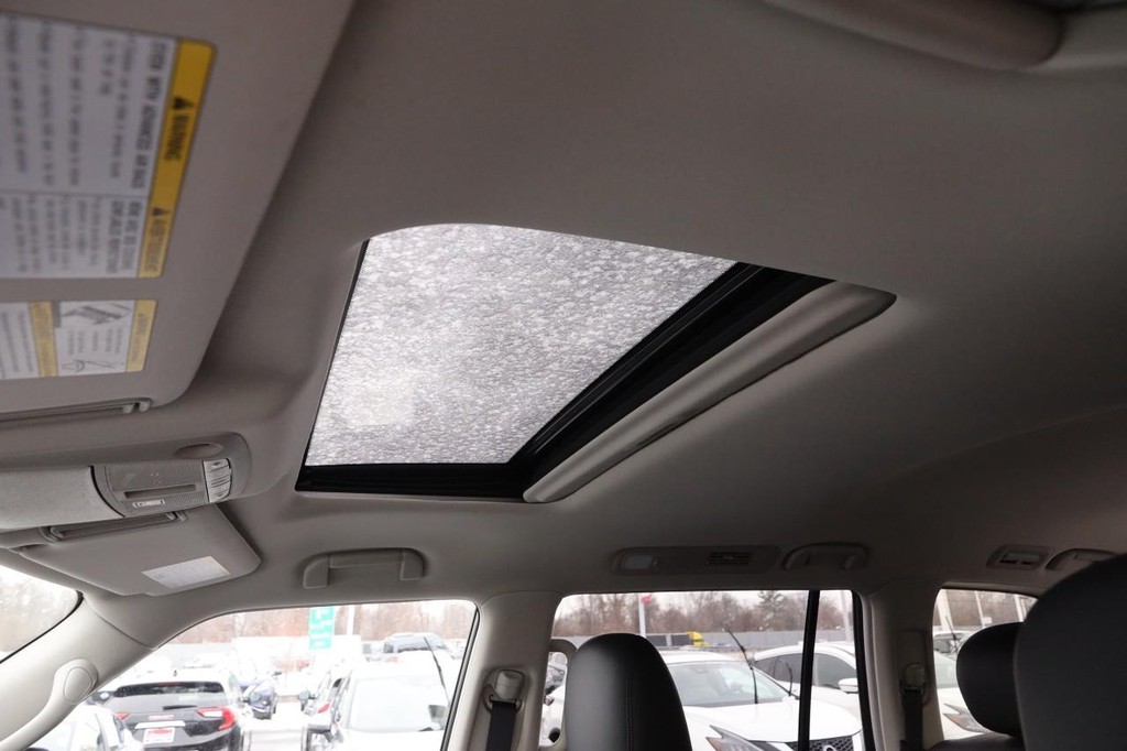 Nissan Armada Vehicle Full-screen Gallery Image 32