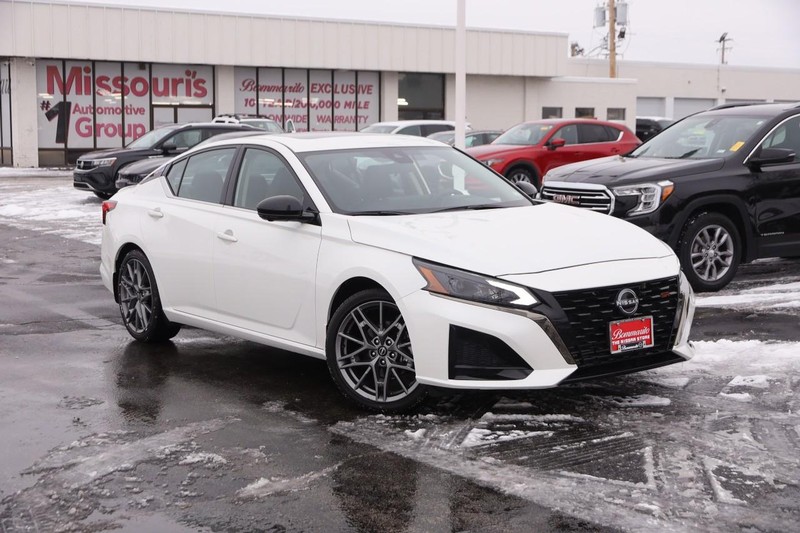 Nissan Altima Vehicle Image 02