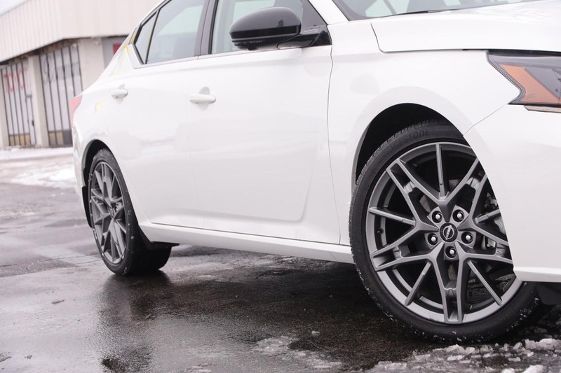 Nissan Altima Vehicle Image 03