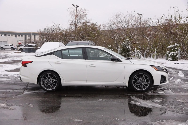 Nissan Altima Vehicle Image 05