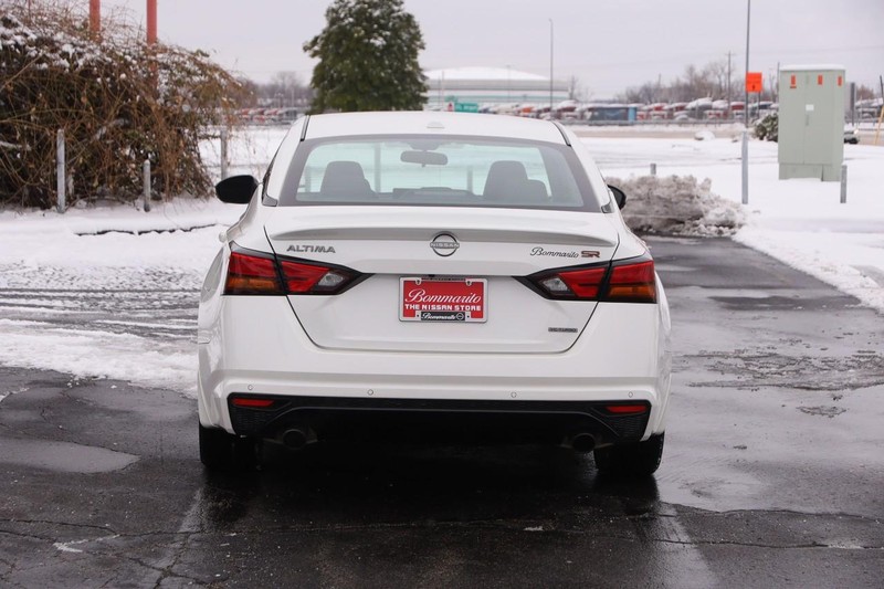 Nissan Altima Vehicle Image 06