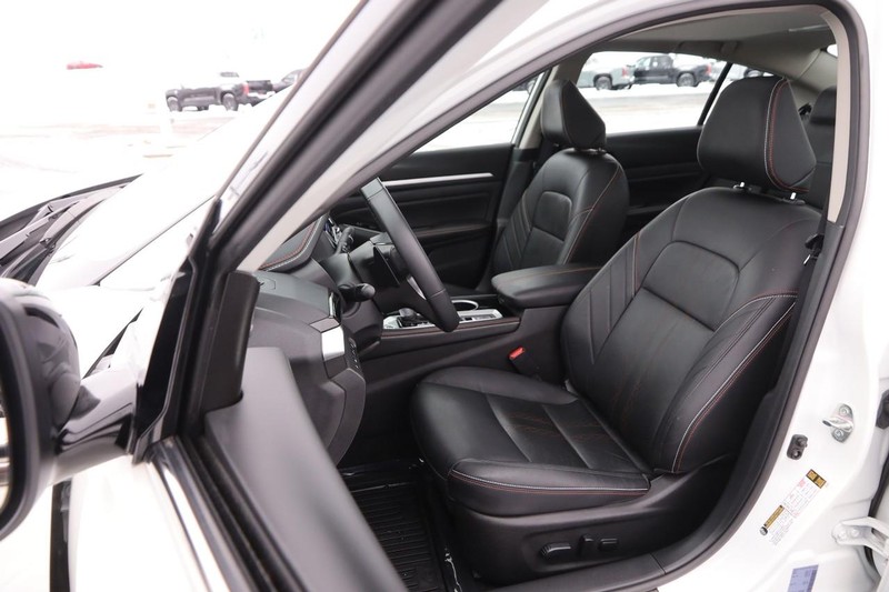 Nissan Altima Vehicle Image 09