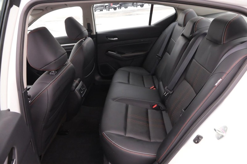 Nissan Altima Vehicle Image 10