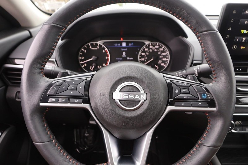 Nissan Altima Vehicle Image 11