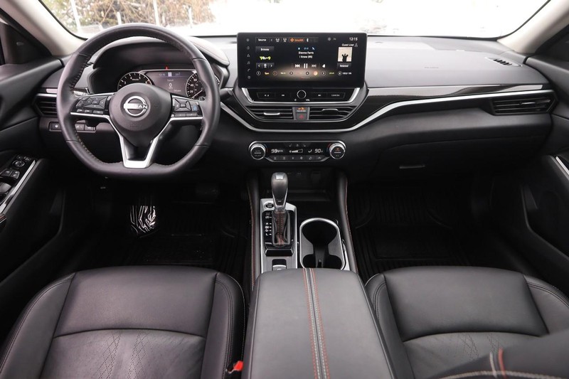 Nissan Altima Vehicle Image 21