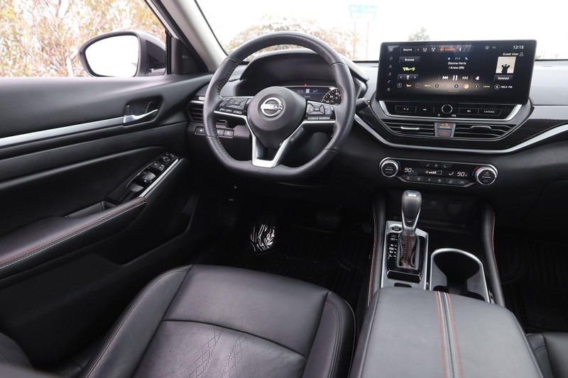 Nissan Altima Vehicle Image 22