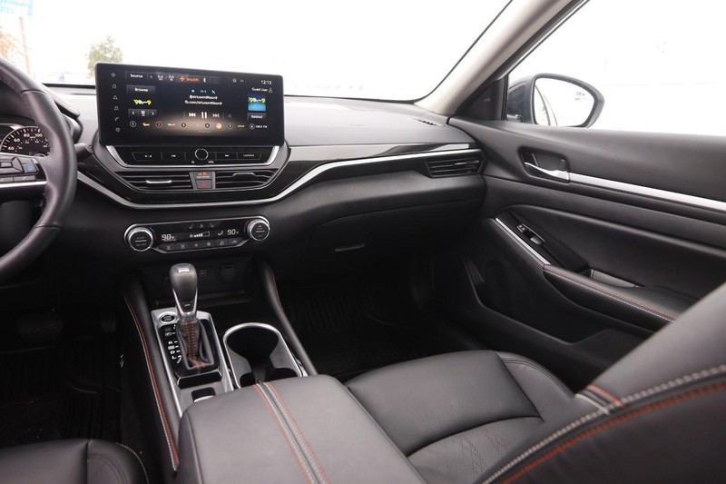 Nissan Altima Vehicle Image 25