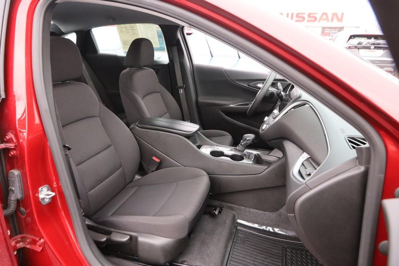 Chevrolet Malibu Vehicle Full-screen Gallery Image 24